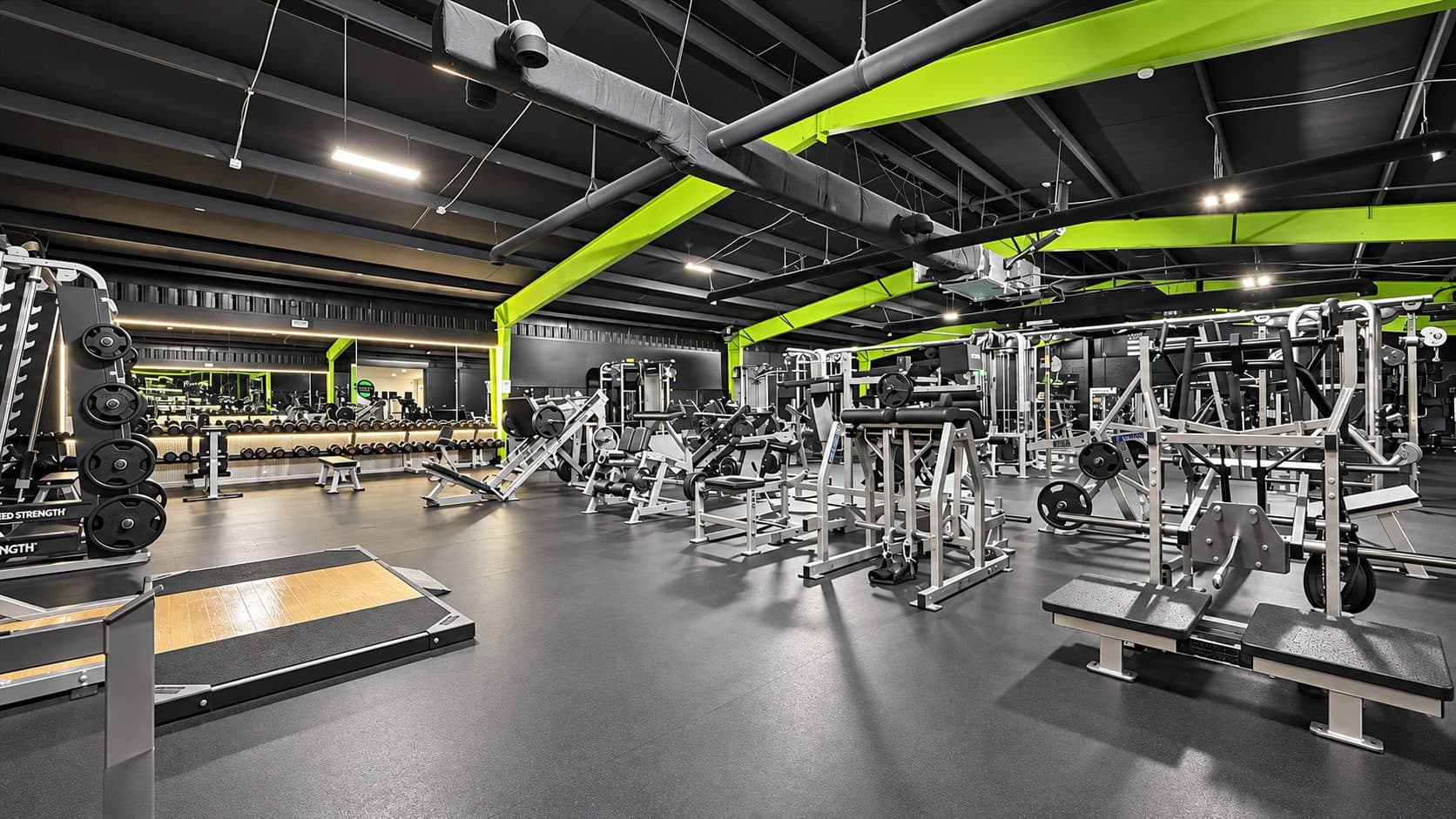 Squat racks and lifting platforms at TNU Fitness